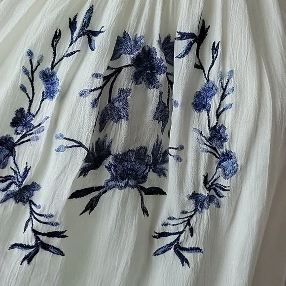 American Eagle Outfitters XS Embroidered Off Shoulders Top NWT - Picture 3 of 10